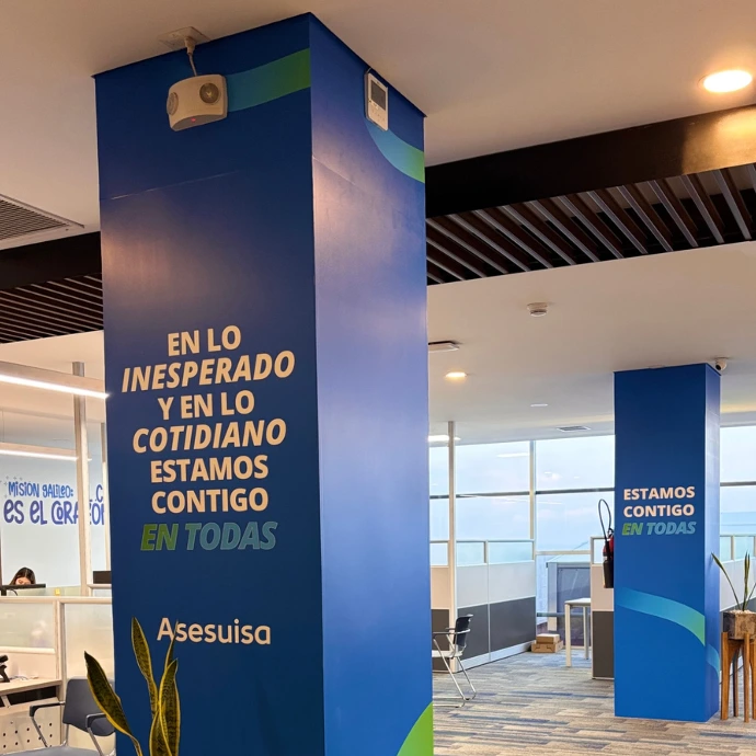 Impresión e instalación de branding corporativo
